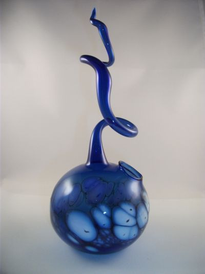 Rosenvase blau mit weißen Aufschmelzungen Lauschaer - Glasartikel